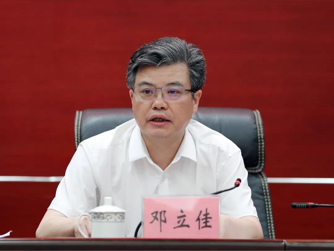 省生态环境厅党组书记,厅长邓立佳出席会议并作生态环境系统全面从严