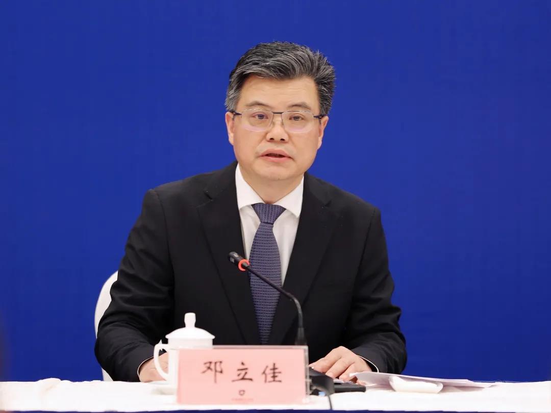 邓立佳 :新闻界的朋友们, 大家下午好!