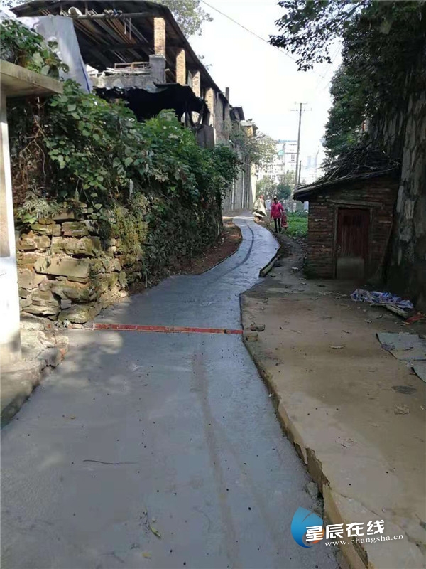 立行立改开福区伍家岭街道修200米便民水泥路